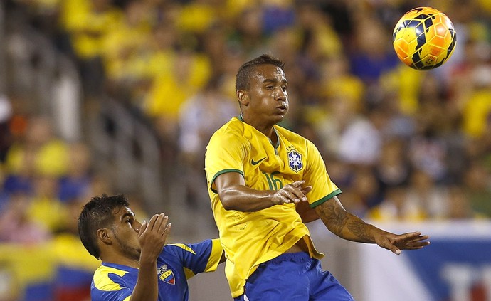 Danilo e Junior Sornoza, Brasil X Equador (Foto: Getty Images)