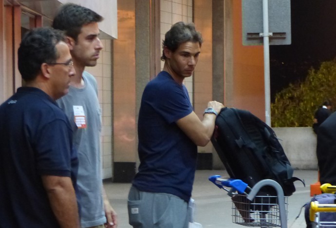 Rafael Nadal desembarca no aeroporto internacional do Rio de Janeiro (Foto: Carol Fontes)