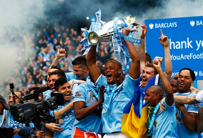 kompany taça manchester city campeão (Foto: Reuters)