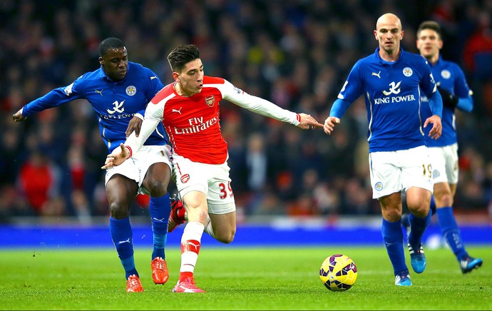  Jeffrey Schlupp e Hector Bellerin, Arsenal X Leicester  (Foto: Getty Images)