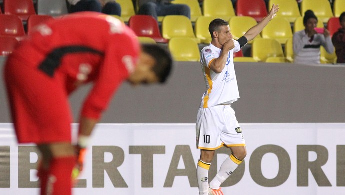 Pablo Escobar comemora gol do The Strongest sobre o Monarcas Morelia (Foto: EFE/Ulises Ruiz Basurto)