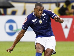 Júlio Baptista Cruzeiro na partida contra a Caldense (Foto: Washington Alves \Lightpress)