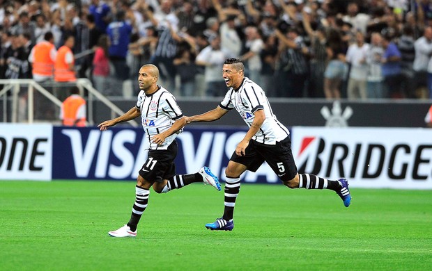 Emerson e Ralf, comemoração gol do Corinthians contra o Once Caldas (Foto: Marcos Ribolli)