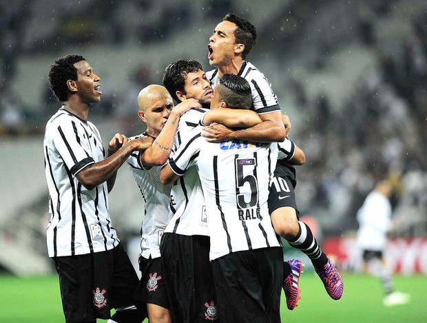 Felipe comemoração do Corinthians contra o Once Caldas (Foto: Marcos Ribolli)