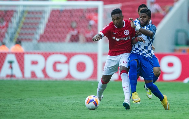 Vitinho supera marcação Jô Inter (Foto: Alexandre Lops/Inter)