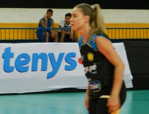 Karine levantadora Praia Clube vôlei Uberlândia (Foto: Caio Nunes)