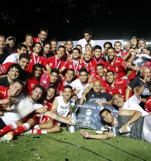 Huracán comemora o título da Copa Argentina (Foto: Agência EFE)