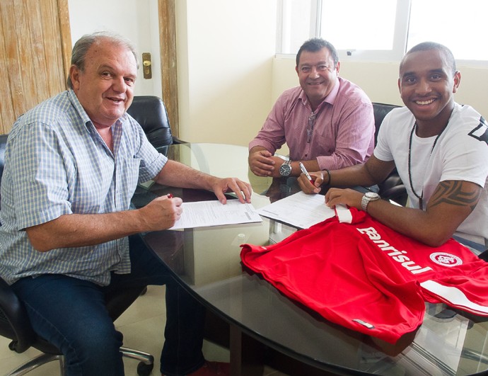 Anderson assina contrato com o Inter (Foto: Divulgação/Inter)