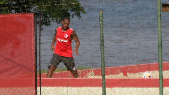 Anderson treina na caixa de areia (Foto: Diego Guichard)