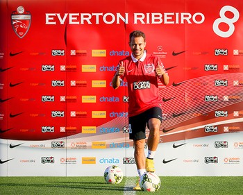 Éverton Ribeiro é apresentado no Al Ahli-EAU (Foto: Reprodução / Site oficial do Al Ahli)