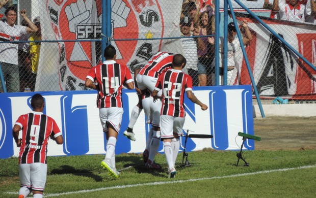 Comemoração gol são paulo (Foto: Marcos Lavezo/GloboEsporte.com)