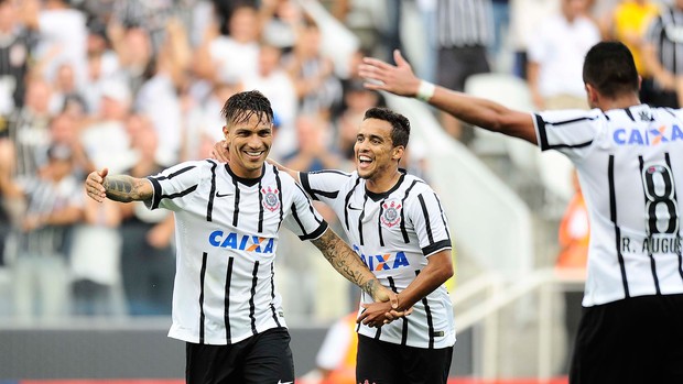 Guerrero gol Corinthians (Foto: Marcos Ribolli)