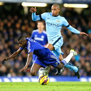 Ramires e Fernando, Chelsea X Manchester City (Foto: Agência AP )