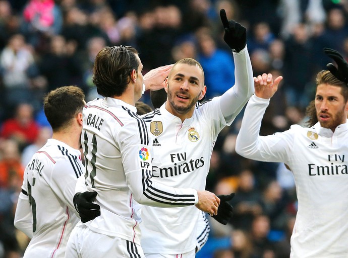 Benzema comemora gol do Real Madrid contra o Real Sociedad (Foto: Agência AP )