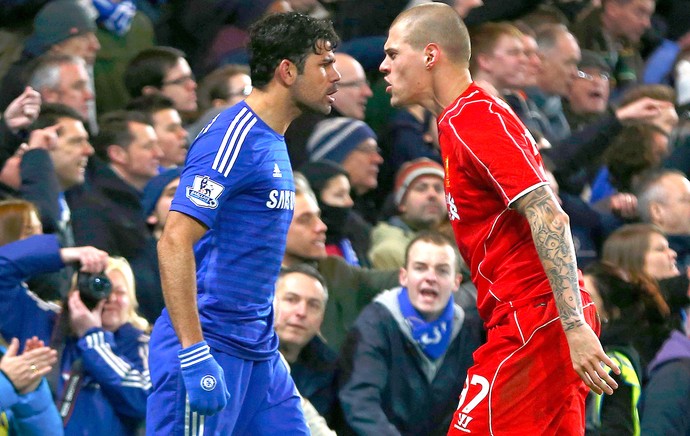 Diego Costa e Martin Skrtel, Chelsea X Liverpool (Foto: Agência Reutes)