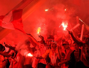 Torcida Internacional x Estudiantes 02/12/2008 (Foto: Reuters)