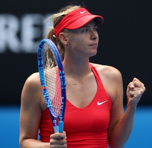 Sharapova vibra com a vitória sobre a chinesa (Foto: Mark Kolbe / Getty Images)