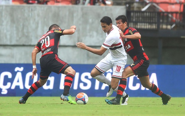 Paulo Henrique Ganso com Canteros e Cácere, São Paulo x Flamengo (Foto: Rubens Chiri / Getty Images)