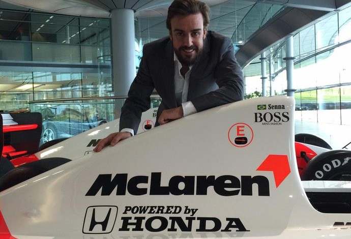 Fernando Alonso posa com McLaren-Honda de Ayrton Senna (Foto: Reprodução/Twitter)