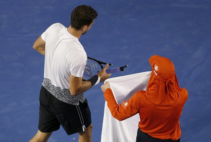 Raquete destruída Dimitrov (Foto: Reuters)