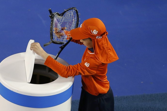 Raquete destruída Dimitrov (Foto: Reuters)