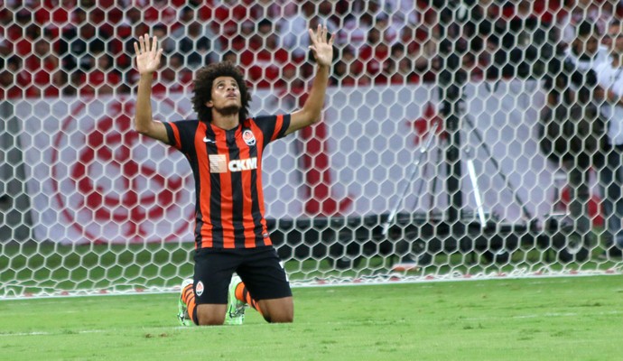 Taison comemora gol no Inter  (Foto: Diego Guichard/Globoesporte.com)