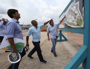 Prefeito Eduardo Paes e Romário no Parque Olímpico (Foto: Beth Santos/ divulgação)