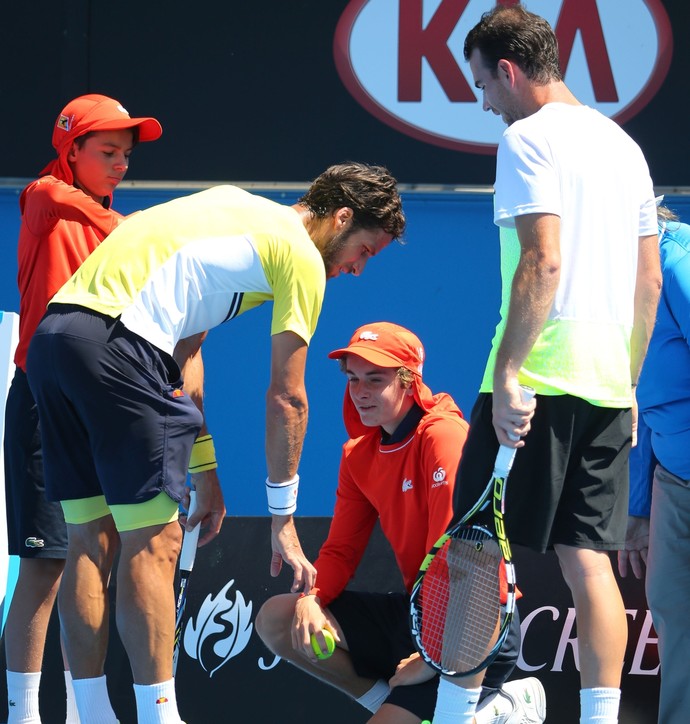 boleiro é atingido por saque de López (Foto: Getty Images)