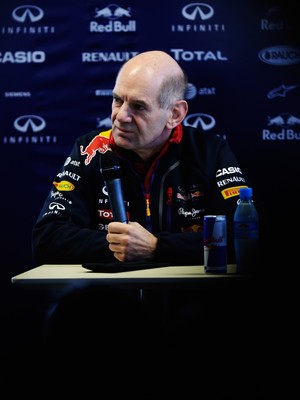 Adrian Newey em coletiva de imprensa após os problemas de superaquecimento do RB10 (Foto: Getty Images)