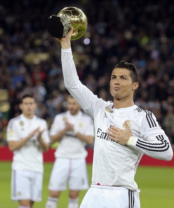 Cristiano Ronaldo mostra a bola de ouro (Foto: EFE)