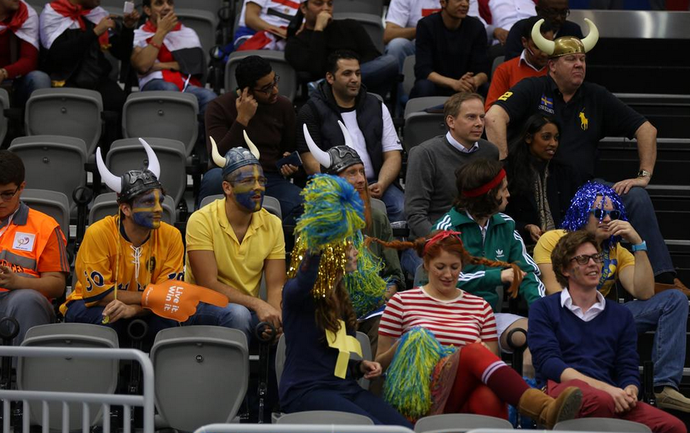 Torcedores se fantasiam em clássico nórdico do Mundial do Catar (Foto: Divulgação/IHF)