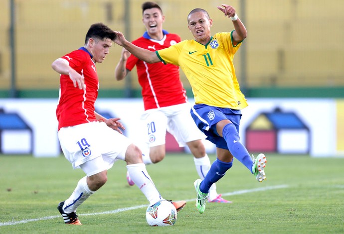 Marcos Guilherme e Sebastian Diaz, Brasil X Chile Sub-20 (Foto: Agência Reutes)