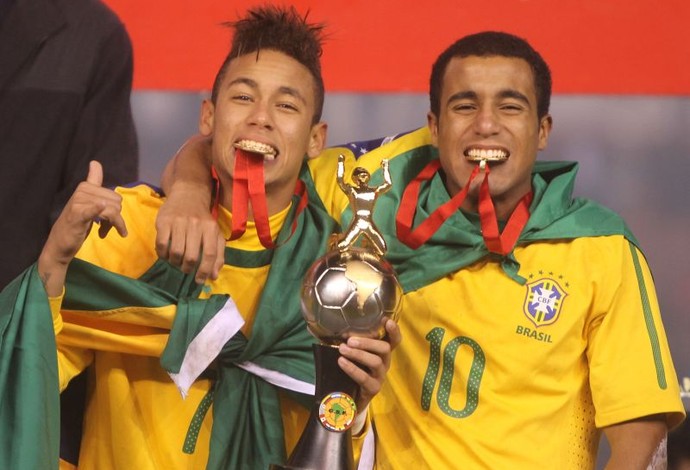 Neymar e Lucas comemoram o título Sul-Americano em Arequipa (Foto: Mowa Press)