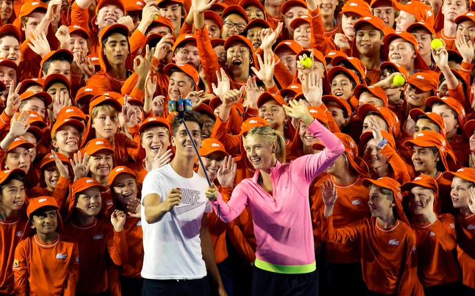 Sharapova e Thanasi Kokkinakis com boleiros Aberto da Austrália (Foto: Ben Solomon/Tennis Australia)