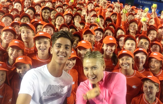 Sharapova e Thanasi Kokkinakis com boleiros Aberto da Austrália (Foto: Ben Solomon/Tennis Australia)