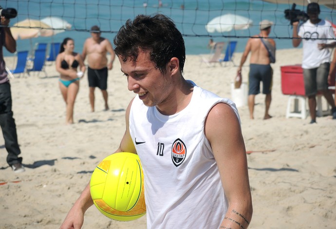 Bernard jogando vôlei com companheiros do Shakhtar (Foto: Jorge Delou)