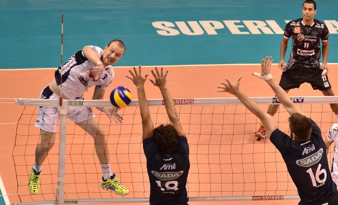 Léozão Vôlei Taubaté x Cruzeiro Superliga (Foto: Jonas Barbetta/Tuddo Comunicação)