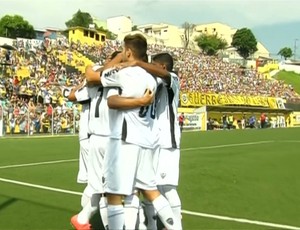 Tabata comemora o primeiro gol do Galinho sobre o São Bernardo-SP (Foto: Reprodução/Sportv)