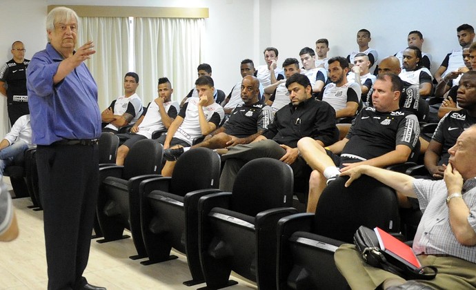 Modesto Roma, presidente do Santos, se reuniu com o elenco (Foto: Ivan Storti / Divulgação Santos FC)