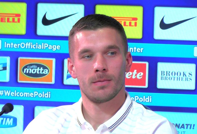 Podolski Apresentação Inter de milão (Foto: Claudia Garcia)