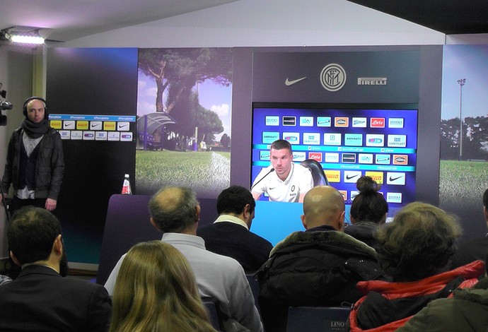 Podolski Apresentação Inter de milão (Foto: Claudia Garcia)