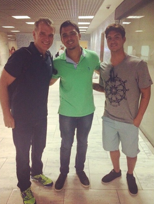 Fã tira foto com Medina e Bernardinho (Foto: Reprodução)