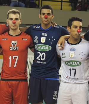 vôlei, jogadores Cruzeiro e Sesi, nariz de palhaço (Foto: David Abramvezt)