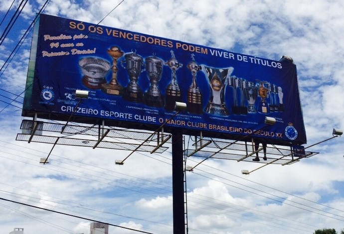 Outdoor do Cruzeiro em Divinópolis (Foto: Kleisson Santos/TV Integração)