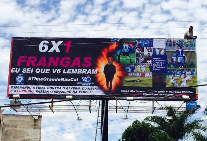 Outdoor do Cruzeiro em Divinópolis (Foto: Kleisson Santos/TV Integração)