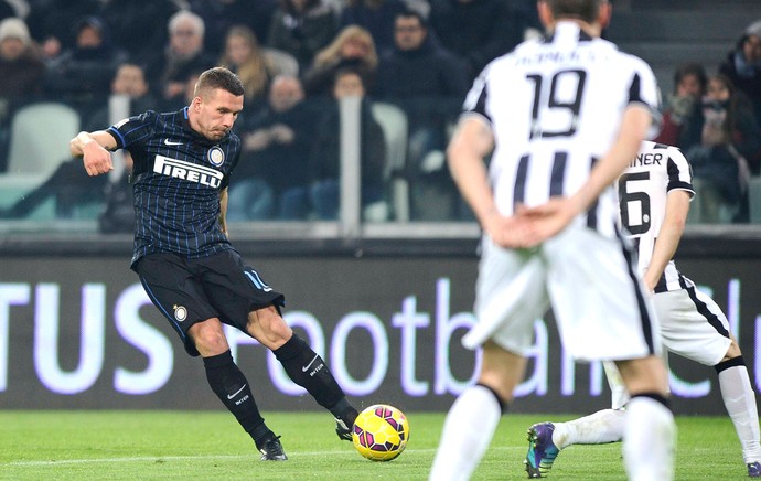 Podolski, Juventus X Inter de Milão (Foto: Agência Reutes)