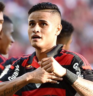 Everton comemora gol do Flamengo contra o Coritiba (Foto: Getty Images)