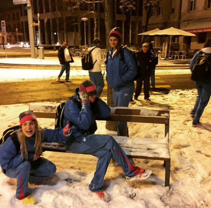 Camila Brait posa na neve após título (Foto: Reprodução)