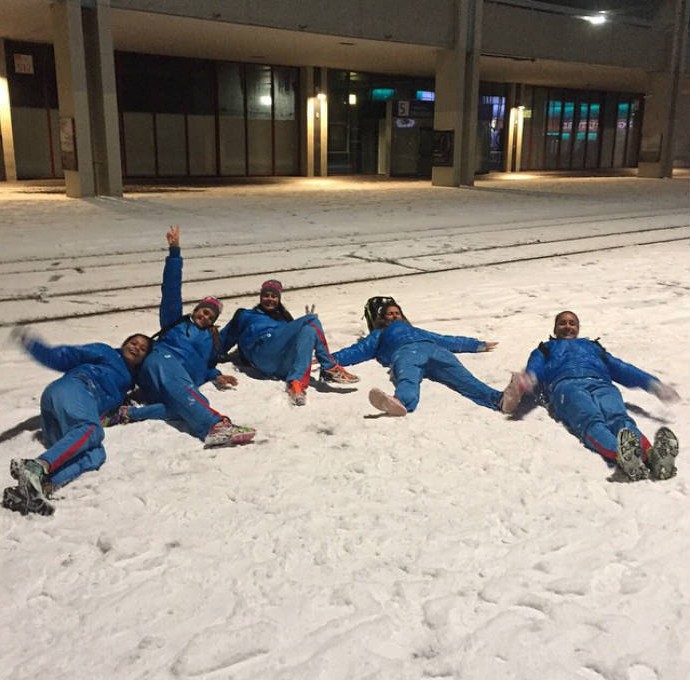 Adenizia mostra as meninas brincando na neve (Foto: Reprodução)