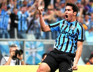 Riveros comemora gol do Grêmio contra o Cruzeiro (Foto: Valdir Friolin / Press Digital)